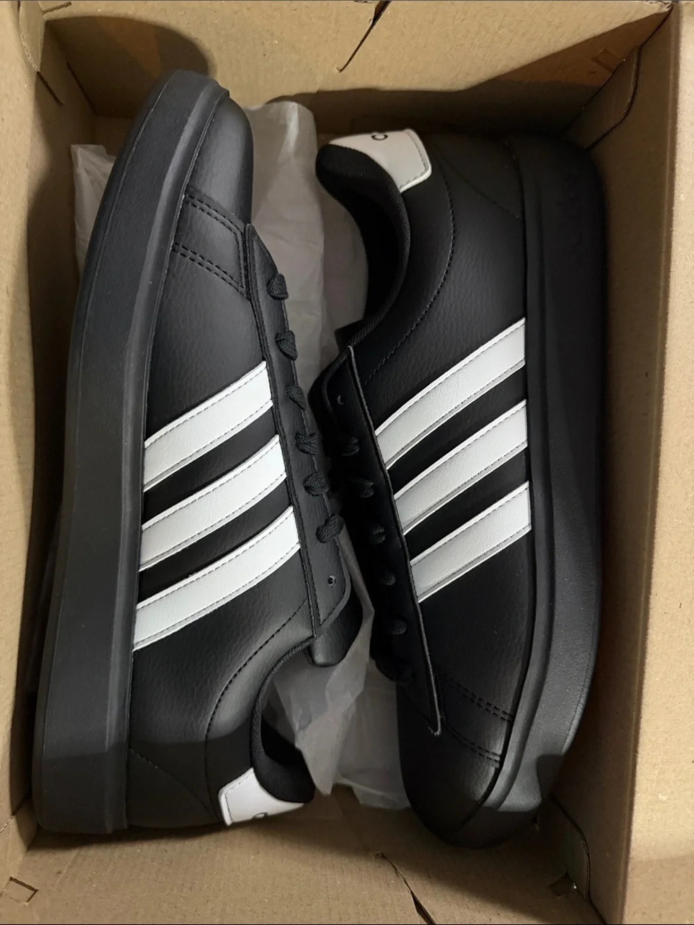 Adidas Court